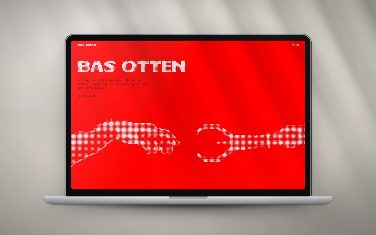 De homepage van Bas Otten met het rode stippenartwork op een laptop