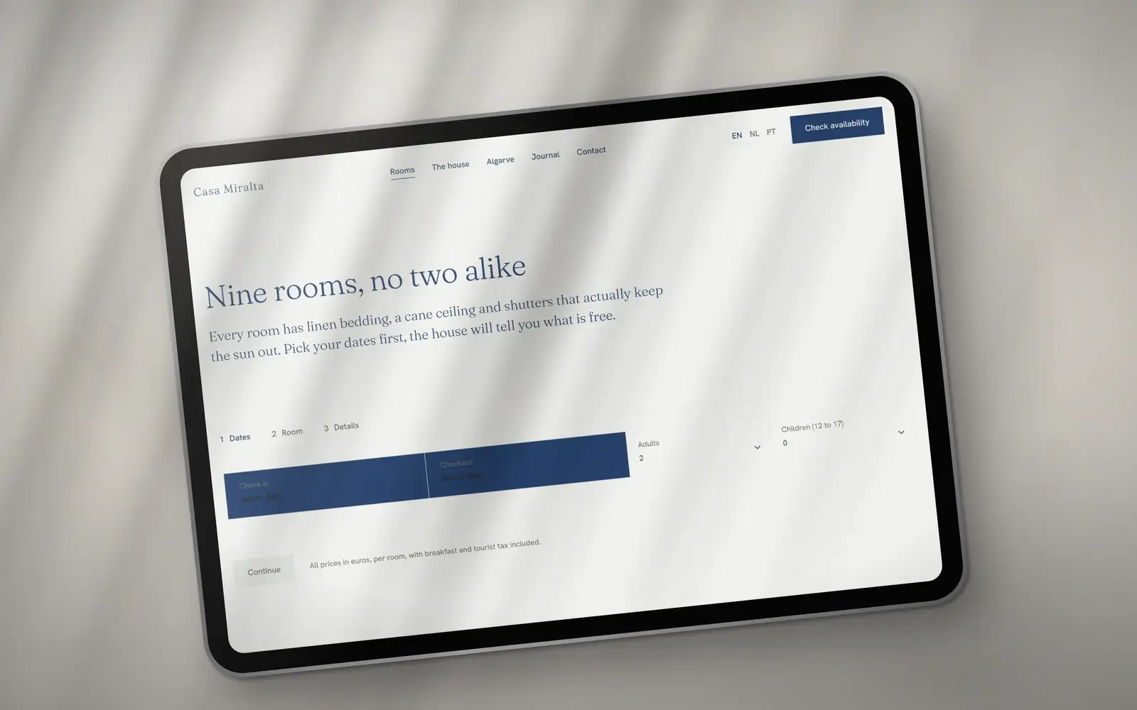 Beschikbaarheid kiezen op de site van Casa Miralta op een tablet: data, gasten en kamers
