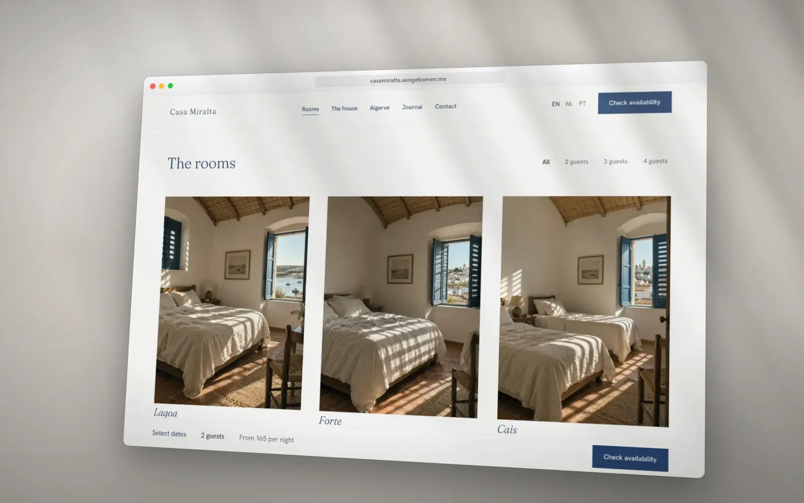 Kamerpagina van Casa Miralta in een browservenster met drie kamers naast elkaar, elk met naam en prijs