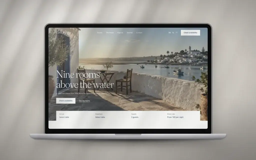 Homepage van Casa Miralta op een laptop: terras boven de lagune van Ferragudo met de kop Nine rooms above the water