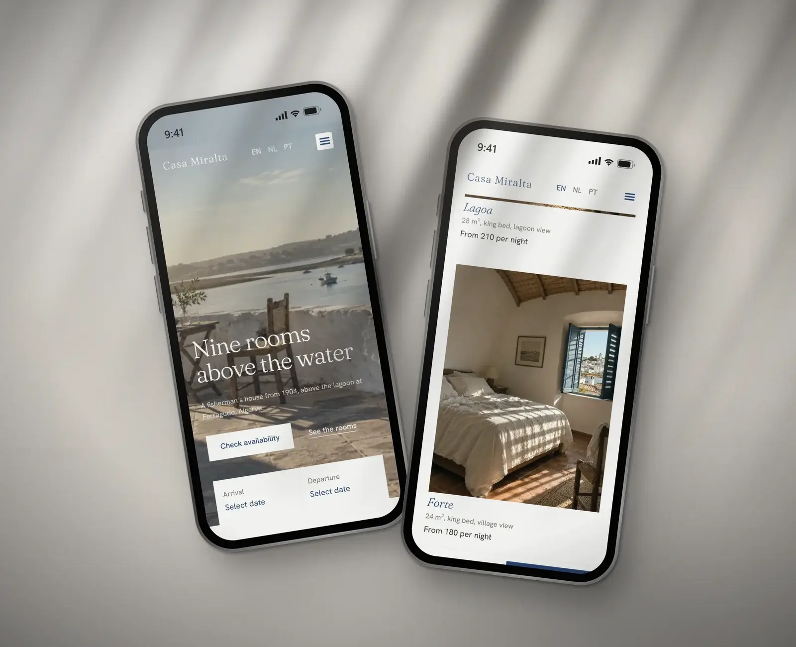 De site van Casa Miralta op twee telefoons: de hero en een kamer met prijs per nacht