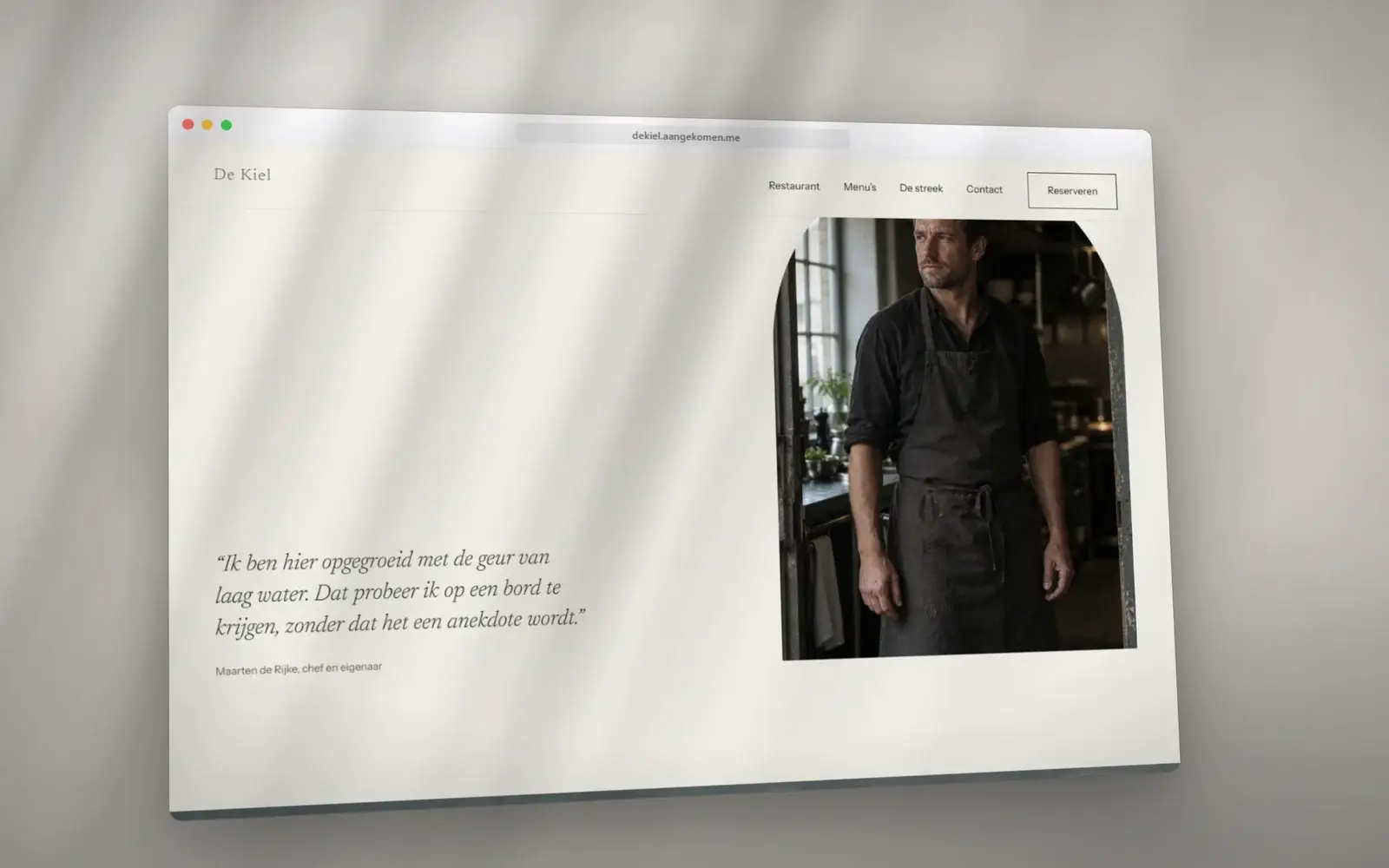 Citaat van de chef van De Kiel in een browservenster, naast een portret in een boog