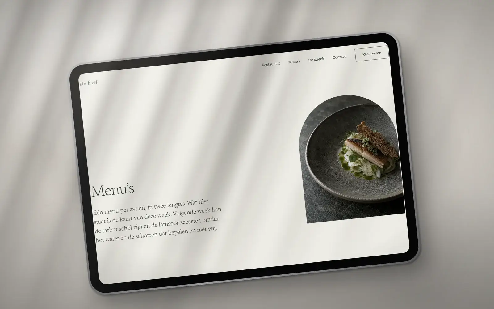 Pagina Menu’s van De Kiel op een tablet, met een gerecht in een boogvormige uitsnede