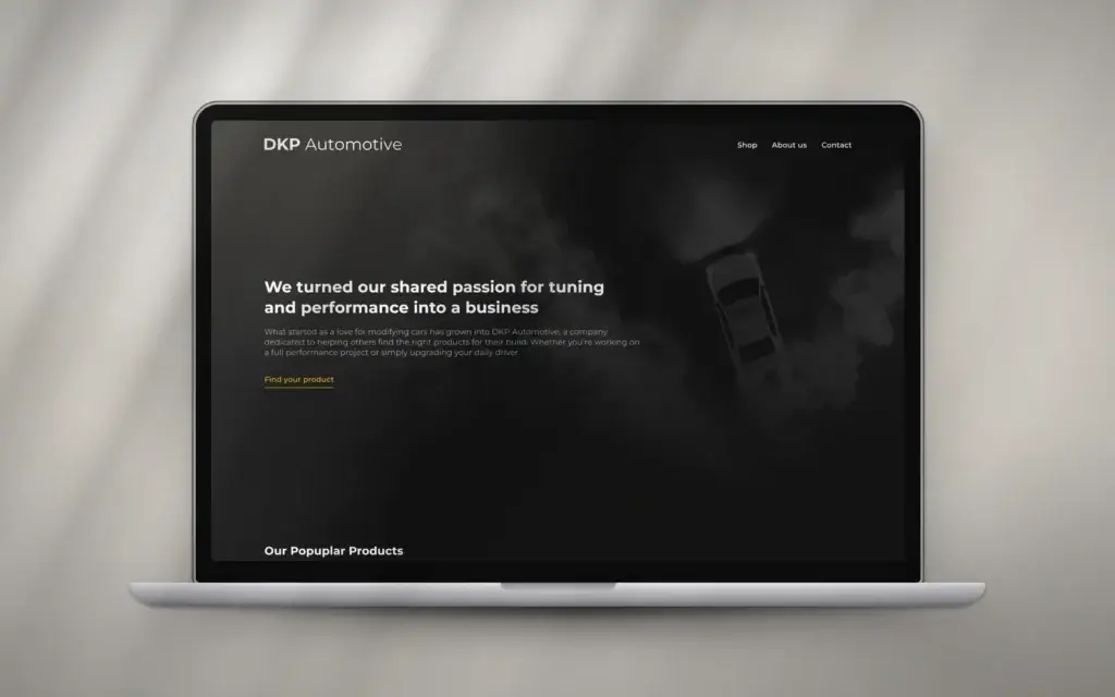 Homepage van de DKP Automotive-webshop op een laptop: donker met een auto in rook