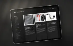 De shop van DKP Automotive op een tablet, met filters op merk en productsoort naast filters en intakes