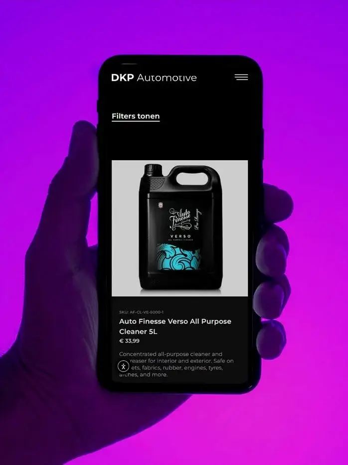 Productpagina van de DKP Automotive-webshop op een telefoon in een hand tegen een paarse achtergrond