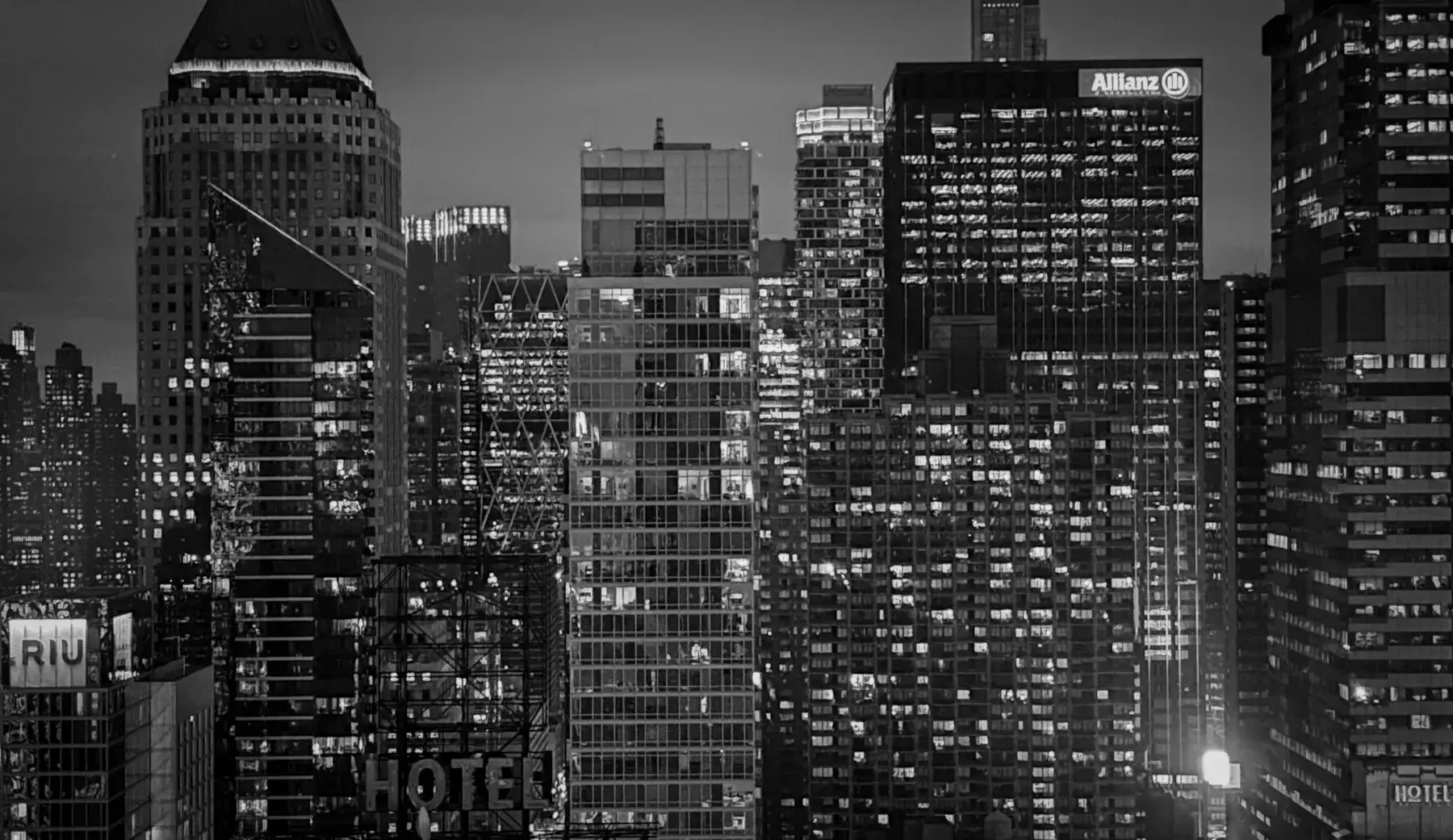 Skyline van New York in zwart-wit met verlichte kantoortorens, fotografie Bas Otten