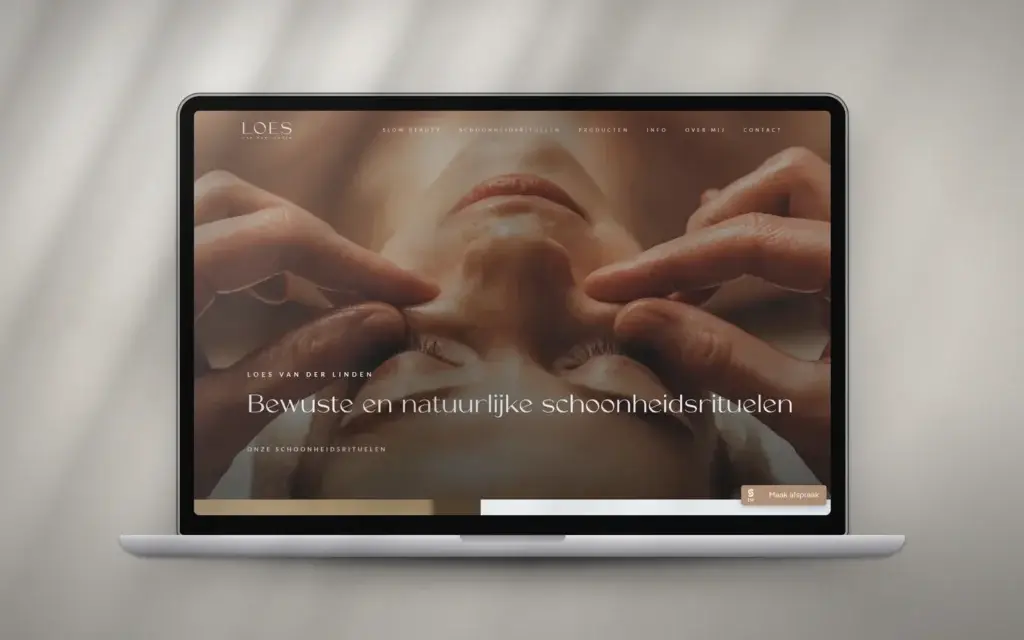 Homepage van Loes van der Linden op een laptop: gezichtsmassage in warme tinten met de kop Bewuste en natuurlijke schoonheidsrituelen