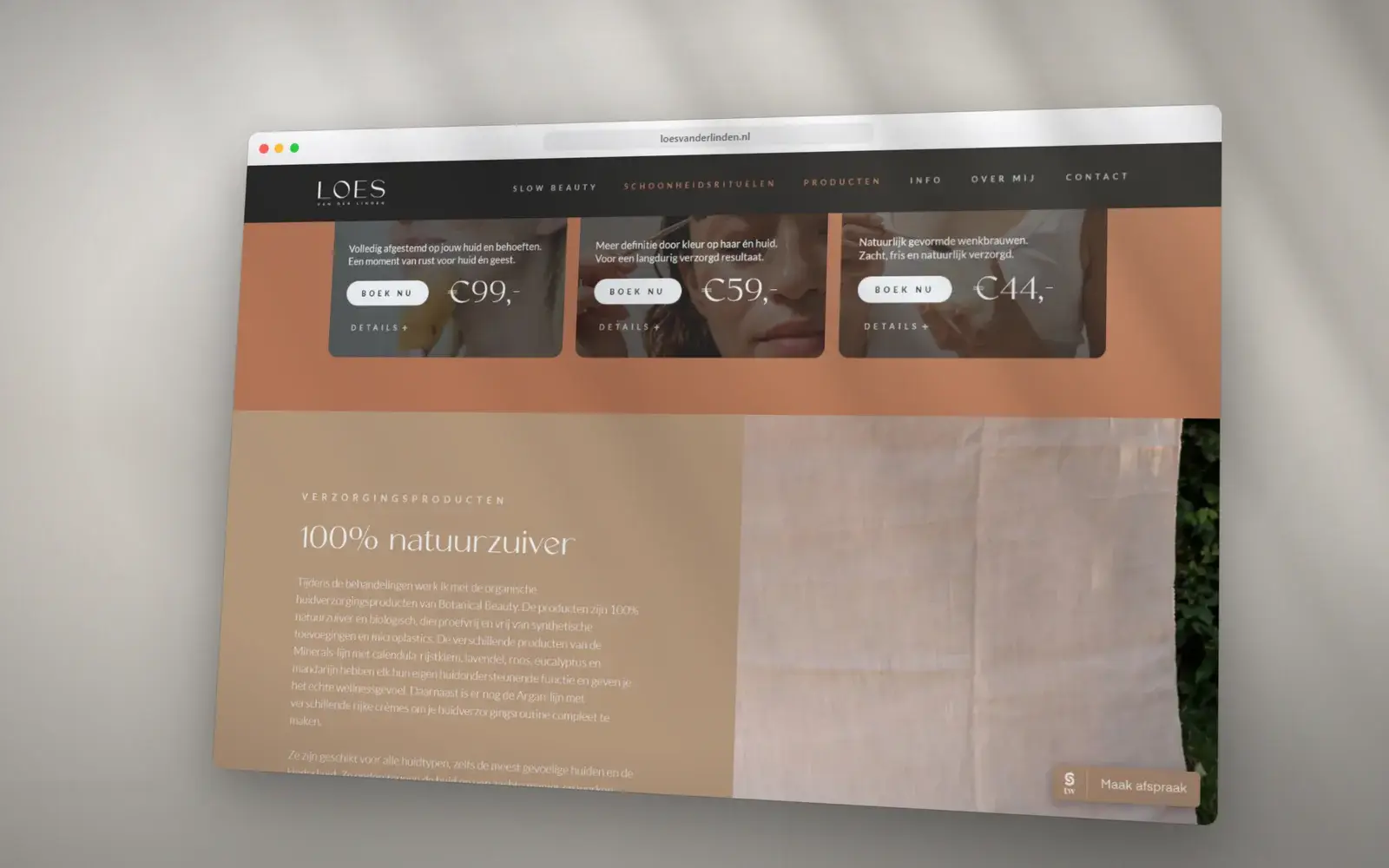 Rituelen en producten van Loes van der Linden in een browservenster, op terracotta
