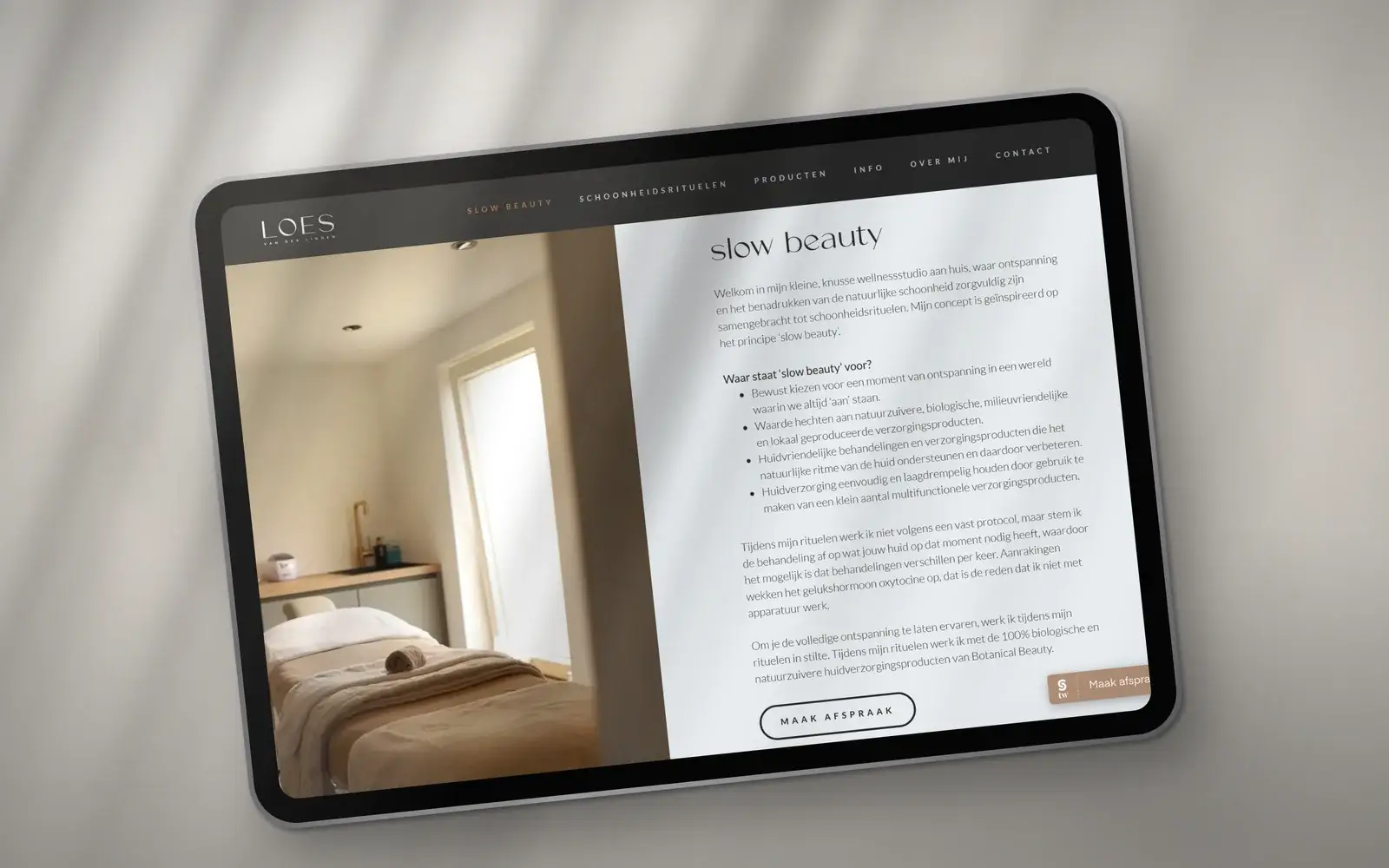 Blok slow beauty van Loes van der Linden op een tablet: de behandelkamer naast de uitleg van het concept