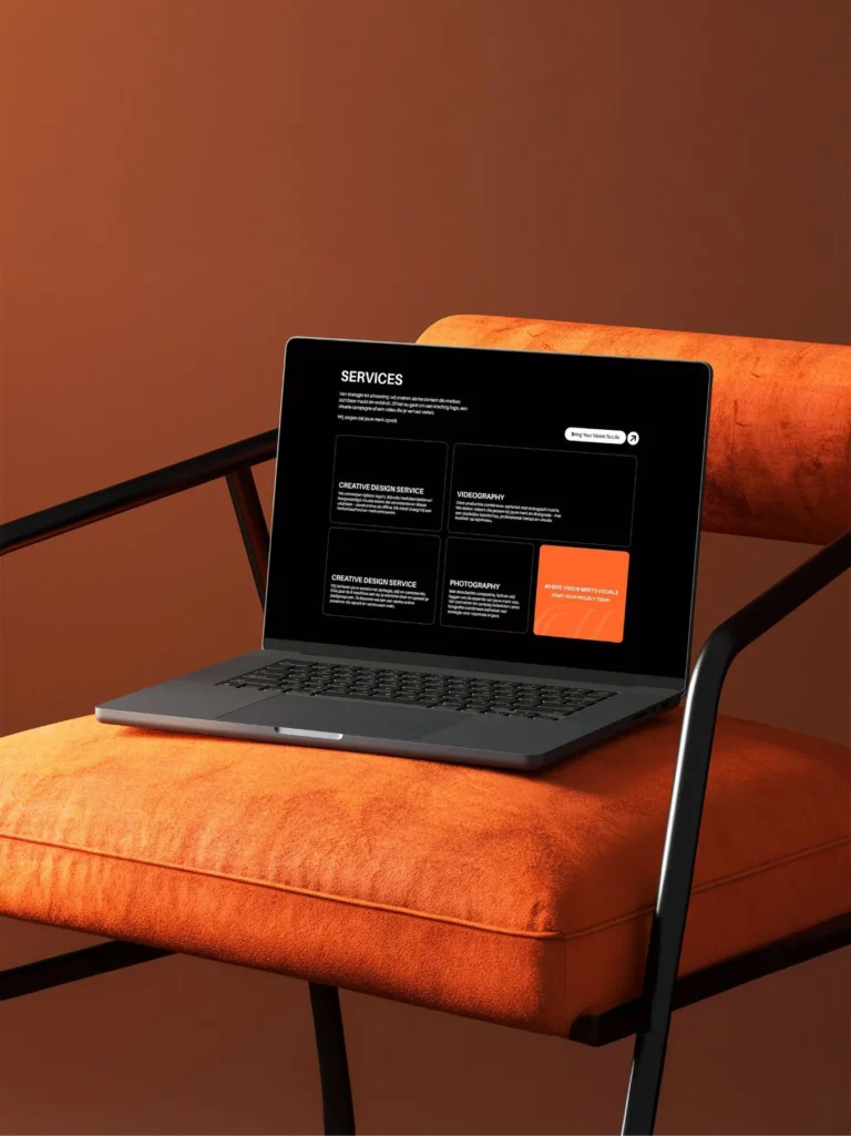 Laptop met de dienstenpagina van Mindtive op een oranje fluwelen stoel