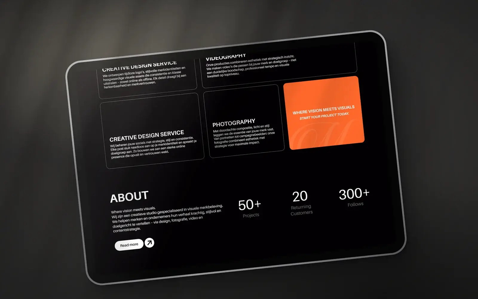 Dienstenkaarten en het blok About van Mindtive op een tablet, met één oranje kaart