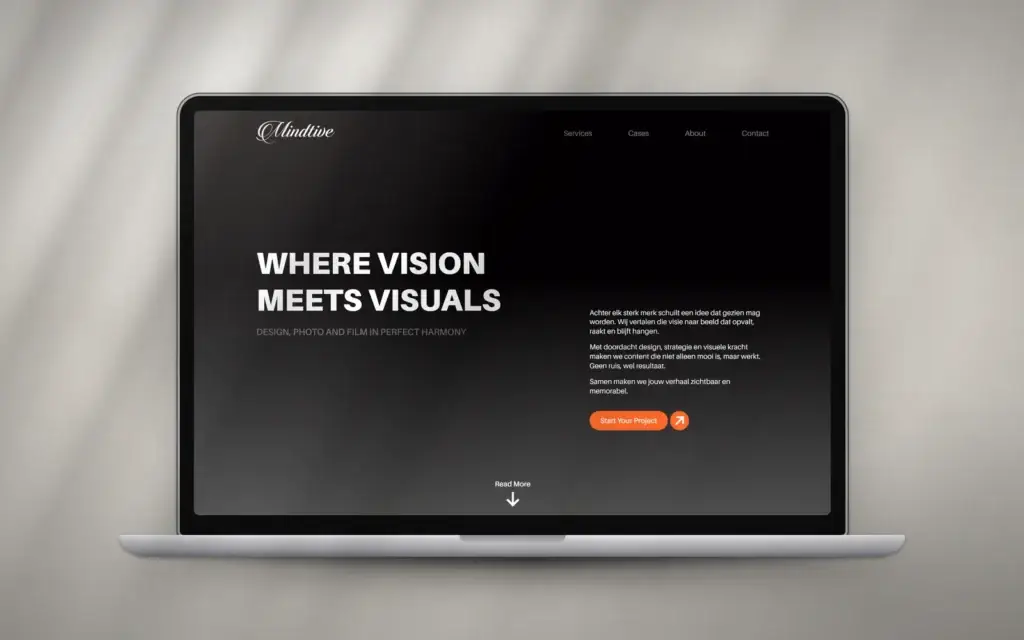 Homepage van Mindtive op een laptop: zwart met de kop Where vision meets visuals en een oranje knop