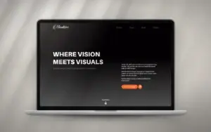 Homepage van Mindtive op een laptop: zwart met de kop Where vision meets visuals en een oranje knop