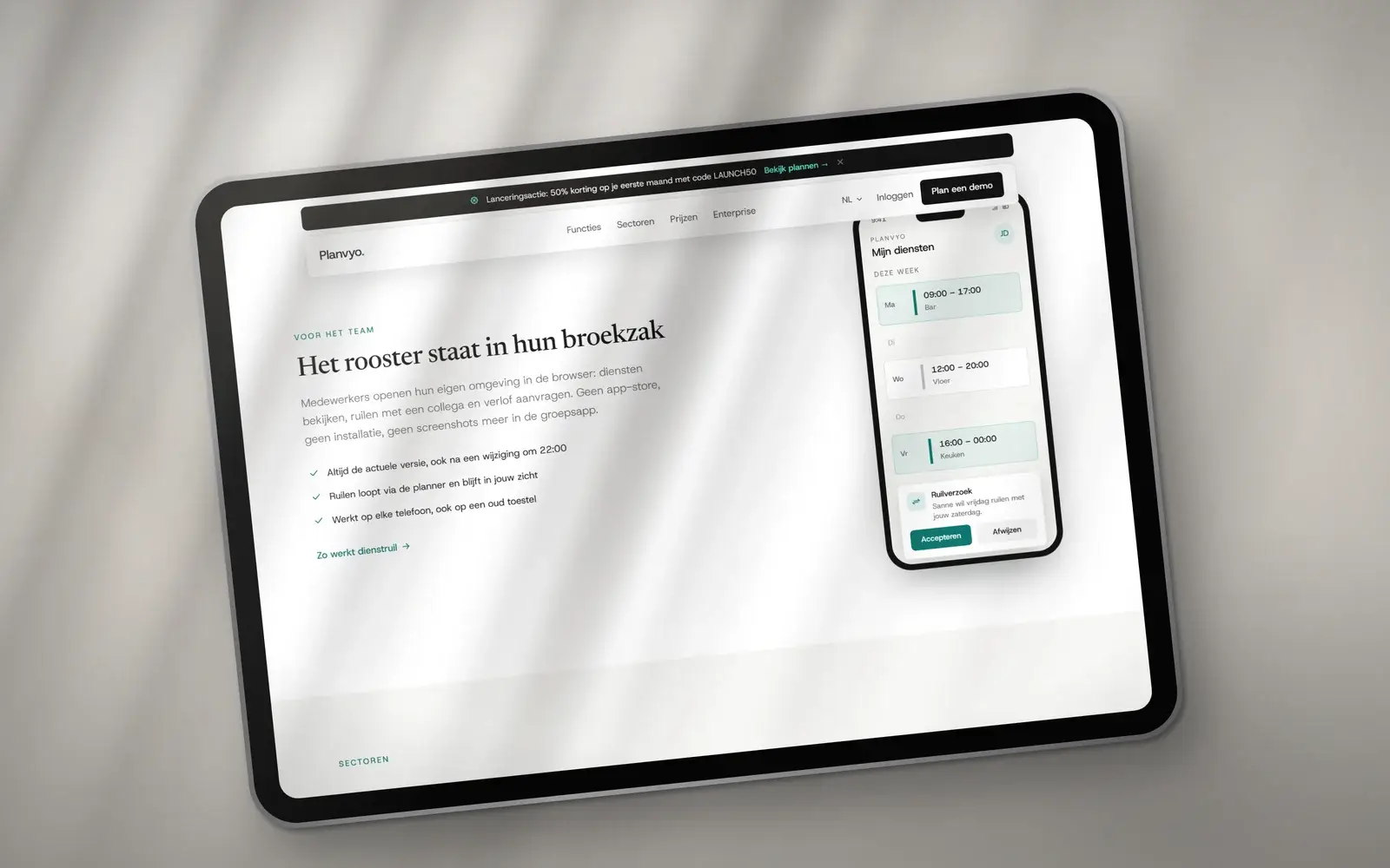 Blok Het rooster staat in hun broekzak op de Planvyo-site op een tablet, met het rooster op een telefoon