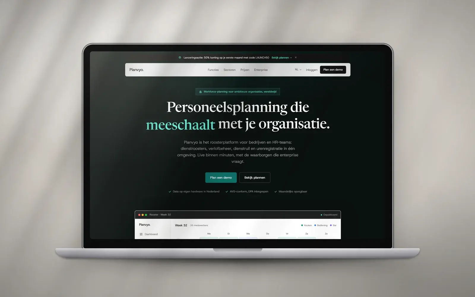 Homepage van Planvyo op een laptop: donkergroen met de kop Personeelsplanning die meeschaalt met je organisatie