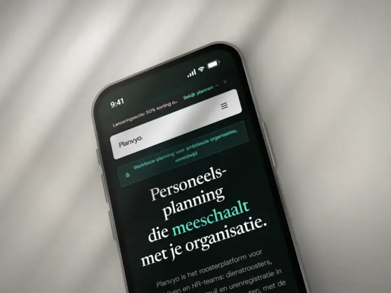 Telefoon met de Planvyo-site: het woordmerk en de kop Personeelsplanning die meeschaalt met je organisatie