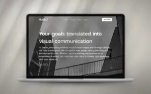 Homepage van Statikz op een laptop: zwart-witfoto van een trappenhuis met de kop Your goals translated into visual communication