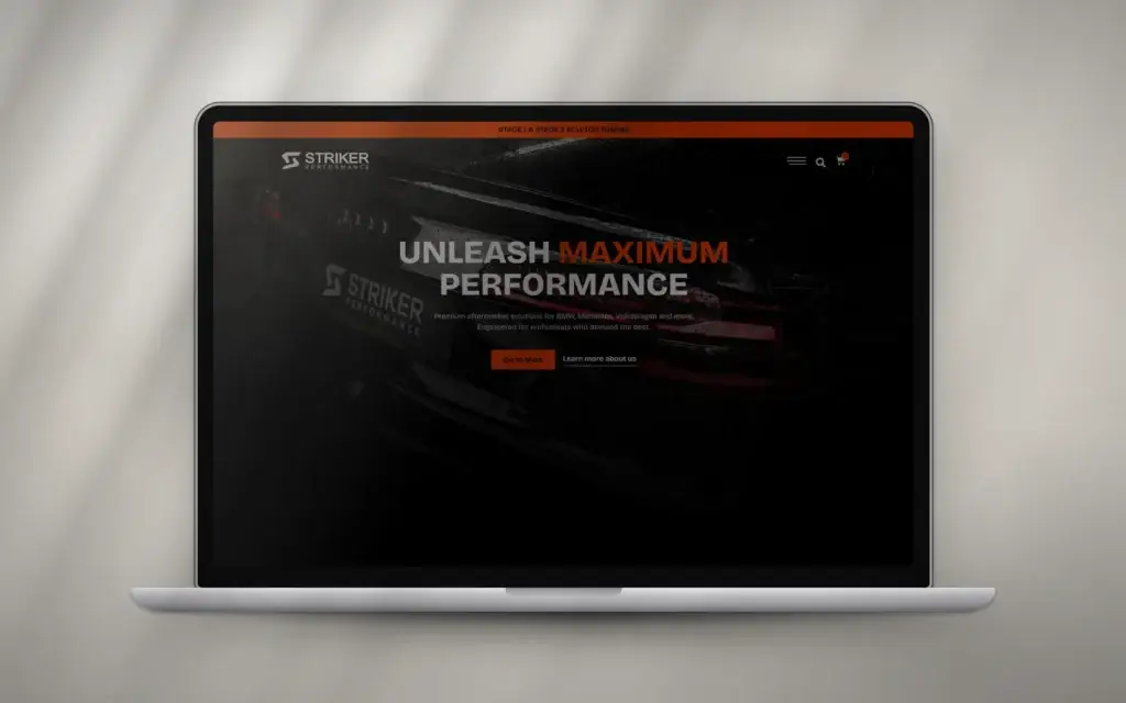 Homepage van Striker Performance op een laptop: zwart met de kop Unleash maximum performance in wit en oranje
