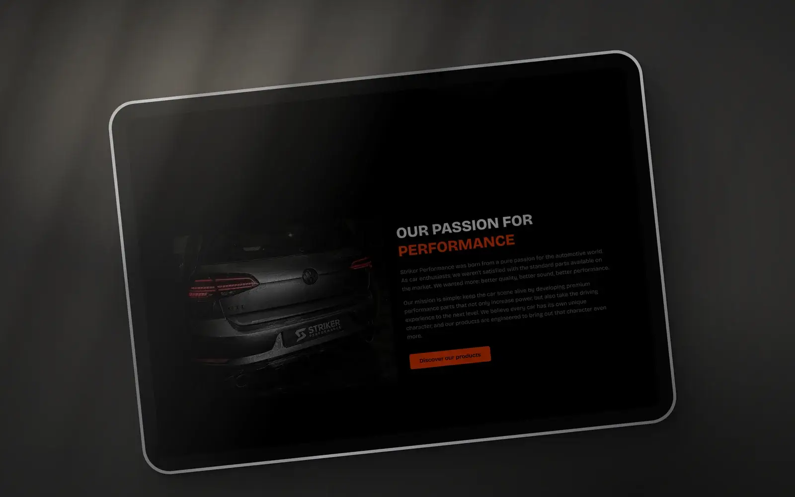 Blok Our passion for performance van Striker Performance op een tablet, met de achterkant van een Volkswagen