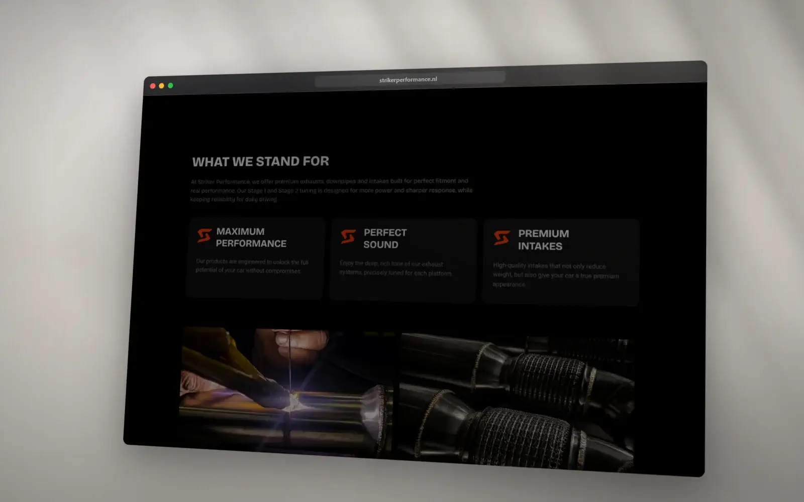 Blok What we stand for van Striker Performance in een donker browservenster, met laswerk en downpipes