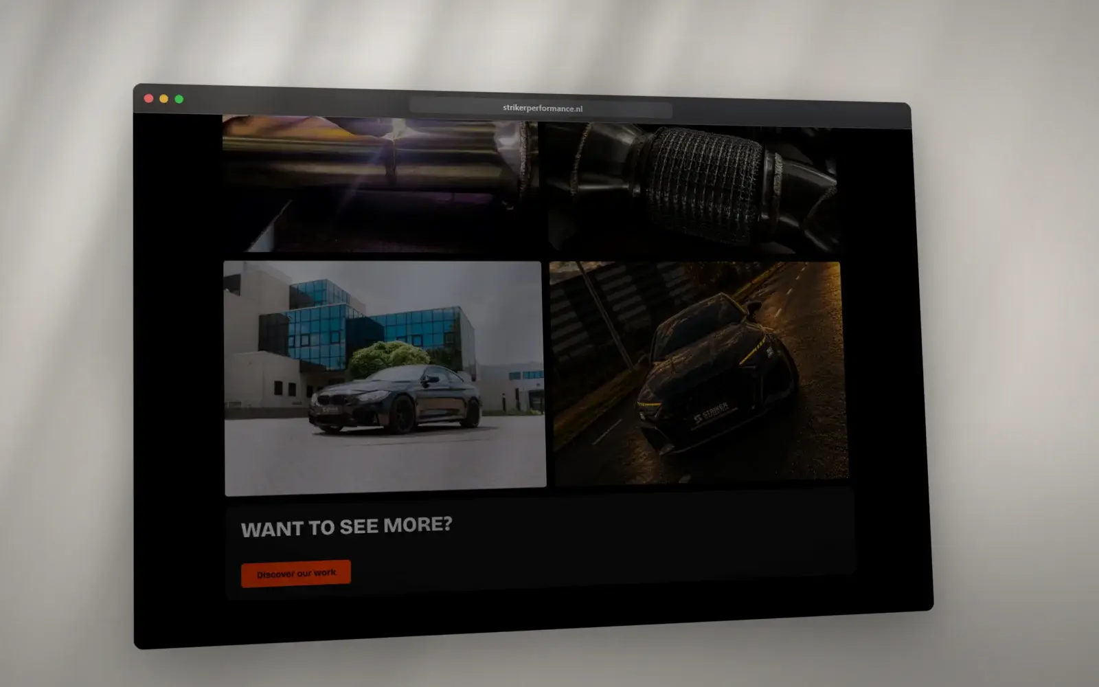 Foto’s van auto’s en uitlaten op de Striker Performance-site in een donker browservenster