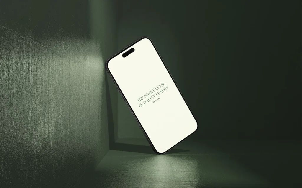 Telefoon tegen een donkergroene wand met de Termoli-payoff The finest level of Italian luxury