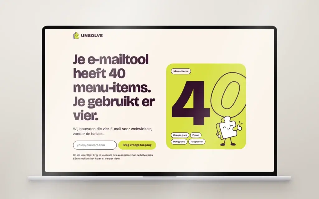 Homepage van Unsolve op een laptop: roomkleurige achtergrond met de kop Je e-mailtool heeft 40 menu-items. Je gebruikt er vier, naast een limoengroene kaart met het puzzelstuk.
