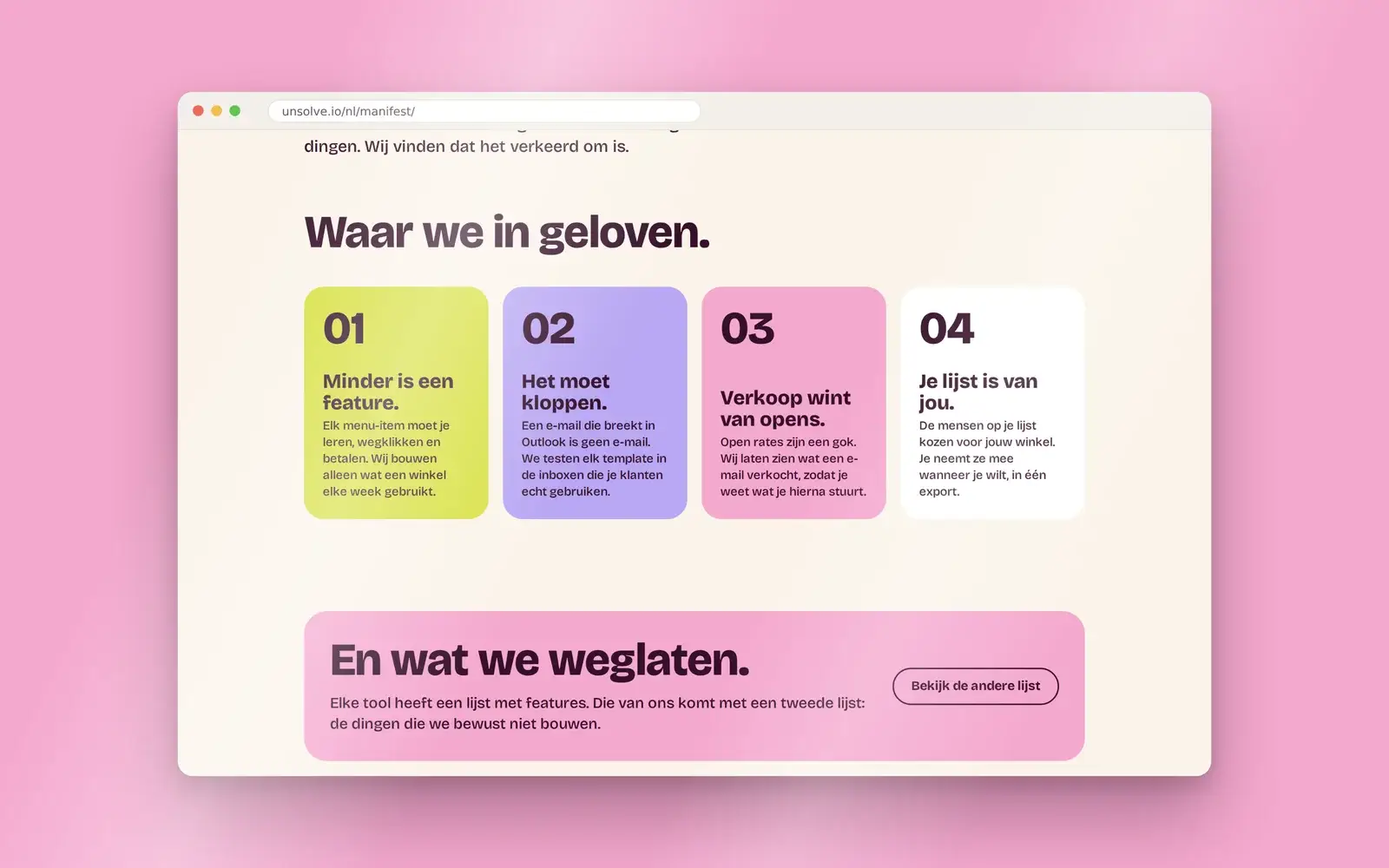 Manifest van Unsolve in een browservenster op een roze vlak: vier overtuigingen in gekleurde kaarten en het blok En wat we weglaten.
